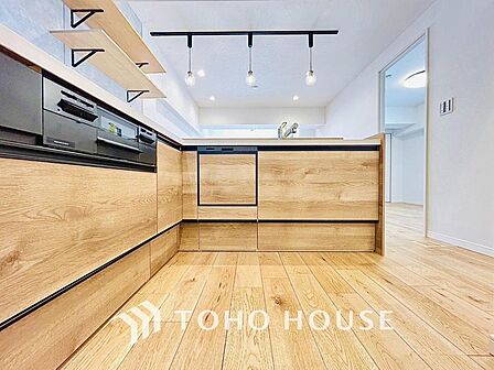 食卓を中心に、家族の笑顔と会話が生まれる、対面キッチン。心が通い合う温かな空間。