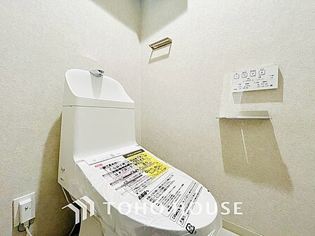 清潔感と快適性を兼ね備えた、心地よいトイレ空間。清潔さと快適さを備えたちょうどよいスペース。