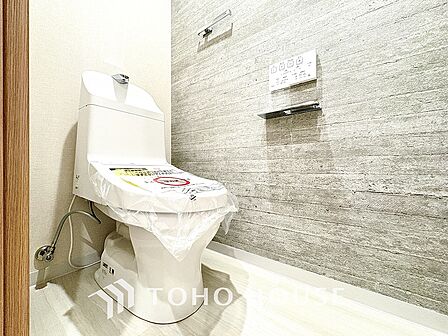 清潔感と快適性を兼ね備えた、心地よいトイレ空間。清潔さと快適さを備えたちょうどよいスペース。
