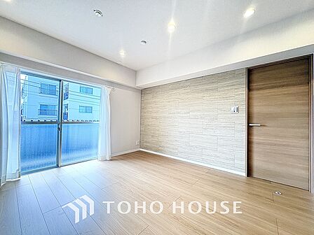 リラックスと居心地の良さが共鳴するくつろぎのリビング空間。暮らしの中心であり、心の安らぎをもたらします。