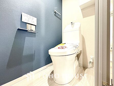 清潔感と快適性を兼ね備えた、心地よいトイレ空間。清潔さと快適さを備えたちょうどよいスペース。