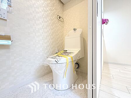 清潔感と快適性を兼ね備えた、心地よいトイレ空間。清潔さと快適さを備えたちょうどよいスペース。