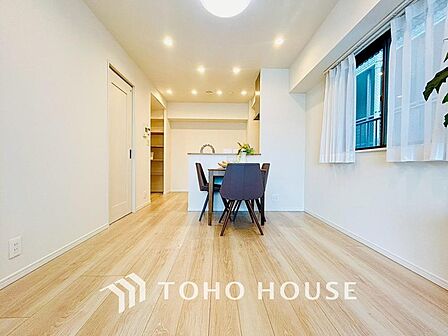 リビングの暖かな光が心地よい静けさと穏やかさが広がる、心安らぐ空間。