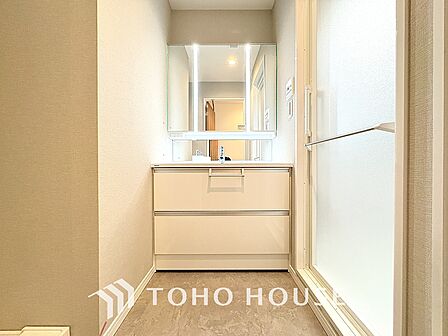 スタイリッシュで機能的、清潔感と快適さが共演する空間。洗面所の収納も使い勝手良く、洗練されたデザインが洗面所を際立たせます。