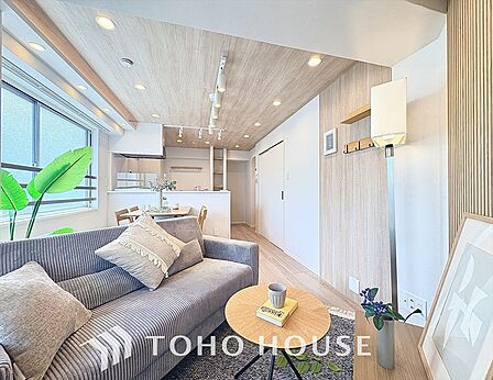 光と風が心地よい、開放感ある室内。暮らしに彩りを添える、洗練された住まい。