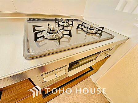 3口ガスコンロでお料理のスピードもUP。効率よくお料理ができますね。