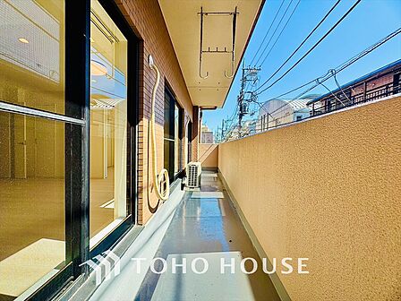 明るい陽射しと暖かな光が心地よい、日当たり豊かなバルコニー。洗濯物もいつもさっと乾きます。