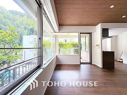 明るいリビングルームは自然と家族が集まるコミュニケーションの場所に。