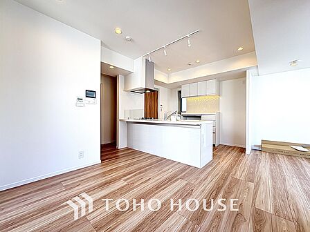 リラックスと居心地の良さが共鳴するくつろぎのリビング空間。暮らしの中心であり、心の安らぎをもたらします。