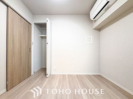 穏やかな空気が広がる、心が落ち着く居室空間。ナチュラルな素材と落ち着いたデザイン。