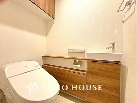 清潔感と快適性を兼ね備えた、心地よいトイレ空間。清潔さと快適さを備えたちょうどよいスペース。