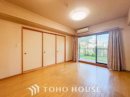 リビングの暖かな光が心地よい静けさと穏やかさが広がる、心安らぐ空間。