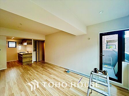 リラックスと居心地の良さが共鳴するくつろぎのリビング空間。暮らしの中心であり、心の安らぎをもたらします。