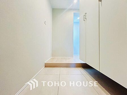 廊下に沿って広がる落ち着いた空間は、玄関からの第一印象を引き立て、快適な住まいを実現します。