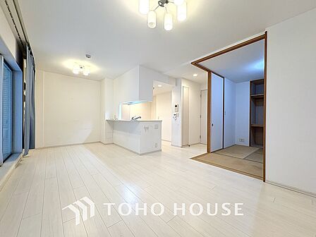 明るいリビングルームは自然と家族が集まるコミュニケーションの場所に。