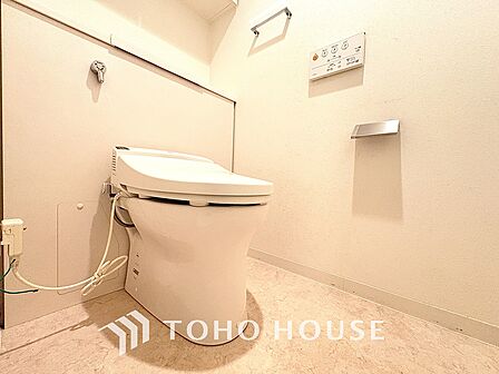清潔感と快適性を兼ね備えた、心地よいトイレ空間。清潔さと快適さを備えたちょうどよいスペース。
