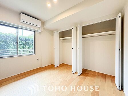 穏やかな空気が広がる、心が落ち着く居室空間。ナチュラルな素材と落ち着いたデザイン。
