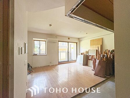 リラックスと居心地の良さが共鳴するくつろぎのリビング空間。暮らしの中心であり、心の安らぎをもたらします。