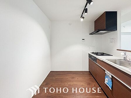食卓を中心に、家族の笑顔と会話が生まれる、対面キッチン。心が通い合う温かな空間。