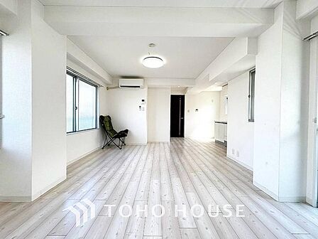 リラックスと居心地の良さが共鳴するくつろぎのリビング空間。暮らしの中心であり、心の安らぎをもたらします。