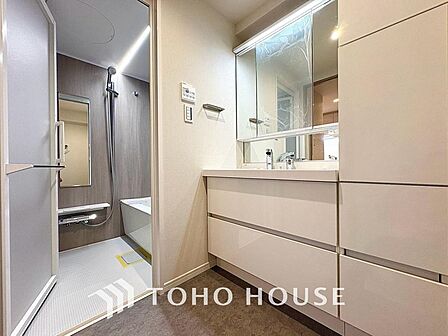 スタイリッシュで機能的、清潔感と快適さが共演する空間。洗面所の収納も使い勝手良く、洗練されたデザインが洗面所を際立たせます。