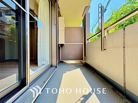 明るい陽射しと暖かな光が心地よい、日当たり豊かなバルコニー。洗濯物もいつもさっと乾きます。