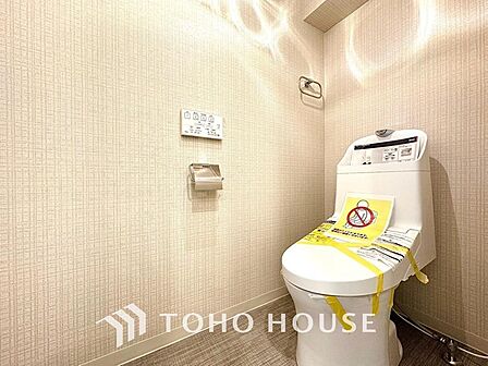清潔感と快適性を兼ね備えた、心地よいトイレ空間。清潔さと快適さを備えたちょうどよいスペース。