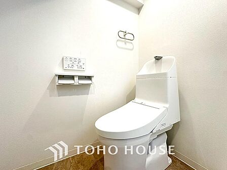 清潔感と快適性を兼ね備えた、心地よいトイレ空間。清潔さと快適さを備えたちょうどよいスペース。