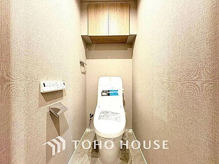 清潔感と快適性を兼ね備えた、心地よいトイレ空間。清潔さと快適さを備えたちょうどよいスペース。