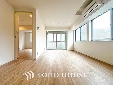 リラックスと居心地の良さが共鳴するくつろぎのリビング空間。暮らしの中心であり、心の安らぎをもたらします。