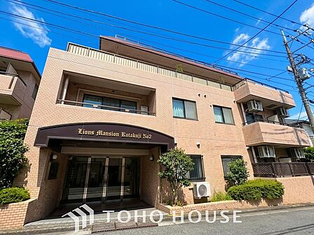 陽光をたっぷり浴びる、輝く住まい。日が降り注ぐ外観が、明るく心地よい暮らしを提供します。