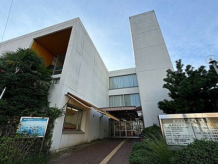 四日市市立図書館 130m