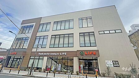 ライフ(梅島駅前店)の外観