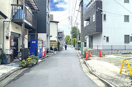 敷地南側の前面道路(東側から)
