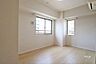 寝室：【洋室】6.1帖あるお部屋。子どもたちが成長してものびのびお部屋で過ごすことができます。