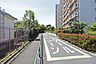 その他：敷地南側の前面道路（東側から）