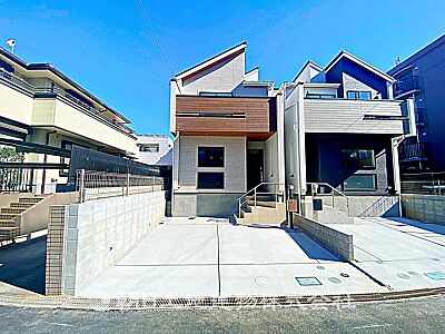 外観：シャープなデザインが印象的な洗練の住まいです。