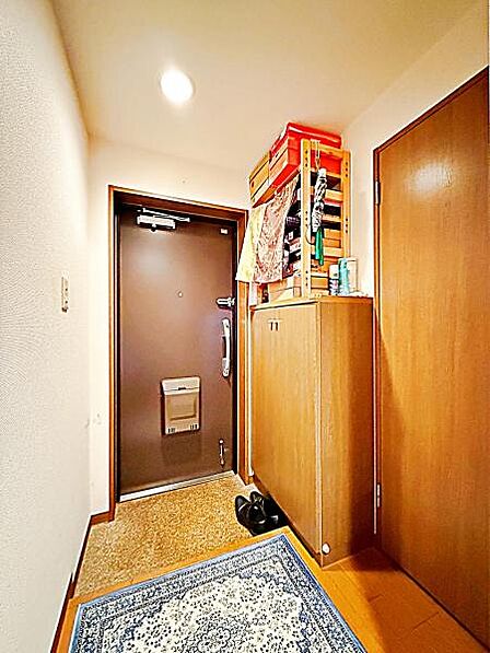 明るく清潔感あふれる玄関は毎日気持ちよくお見送りしてくれそう。