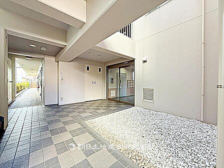 明るく開放感のあるエントランスロビーです。