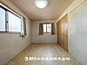 室内：【居室】2面採光の居室空間です。採光と通風に優れ、居心地が良く、日常生活に適した空間です。（AI加工で家具等は消しています）