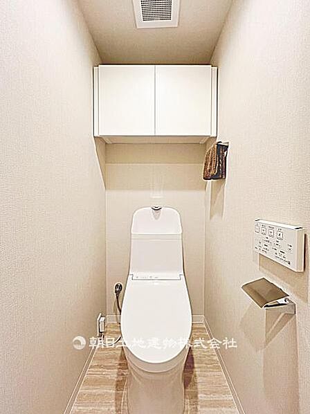 【トイレ】清潔感のあるトイレ空間です。シンプルな仕様でお手入れもしやすく、日常使いに安心して使える設備です。