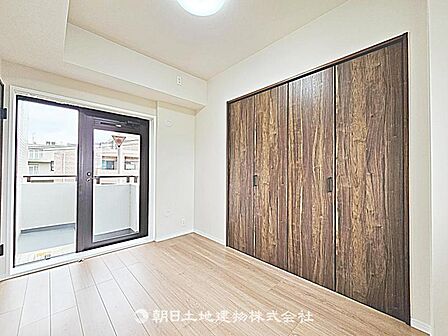 【居室】バルコニーに面した明るい居室です。採光が良く風通しも良いため、開放感のある快適な空間となっています。