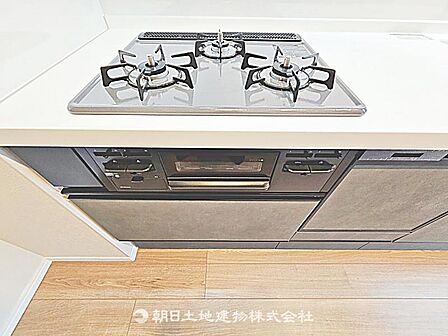 3口コンロ付きのキッチンです。複数の料理を同時に調理でき、忙しい家事や日常の料理を効率よく行える設備です。