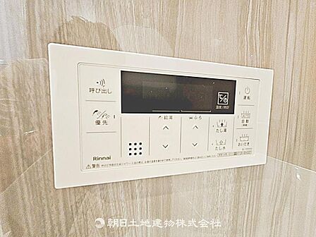 追い炊きパネル付きで、お湯の温度や量を簡単に調整可能です。家族が快適に入浴できる便利な設備です。