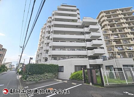 【外観】シンプルで洗練された外観が魅力です。街並みに馴染む上品なデザインで、流行に左右されにくく幅広い世代に好まれます。
