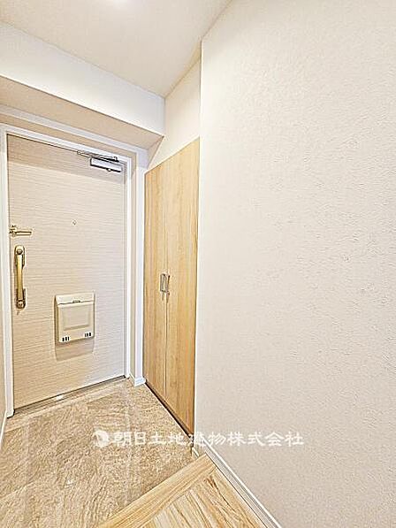 【玄関】玄関は明るく使いやすい空間です。収納スペースも充実しており、靴や日用品を整理しやすく快適に使えます。 