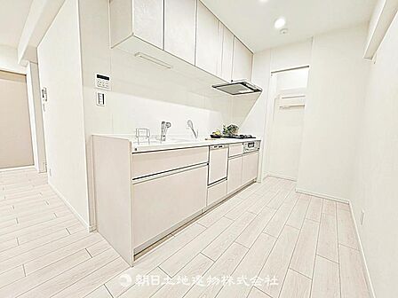 【キッチン】使い勝手の良いシステムキッチンです。調理スペースが確保されており、収納も充実した毎日の料理がしやすい設計です。