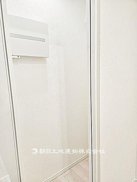 【収納】収納力のあるパントリーです。食品や日用品を整理しやすく、キッチン周りをすっきり保てる便利な空間です。
