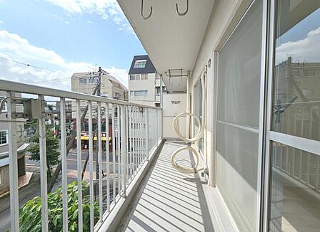 【バルコニー】快適なバルコニー付きです。陽光と風を取り入れやすく、日常生活や趣味の時間を楽しめる空間となっています。
