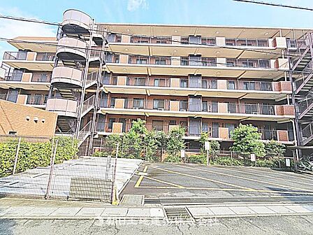 【外観】重厚感のある落ち着いた外観です。周囲の環境と美しく調和し、安心感のある佇まいが来客時にも好印象を与えます。